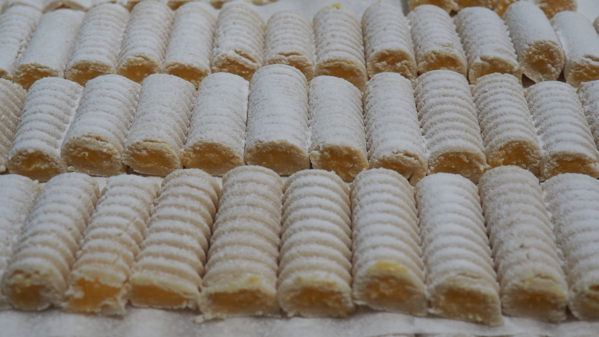 Comprar Huesos de Santo - Festividad de Todos los Santos - Horno de Repostería Ismael - Tu pastelería de confianza en Zaragoza